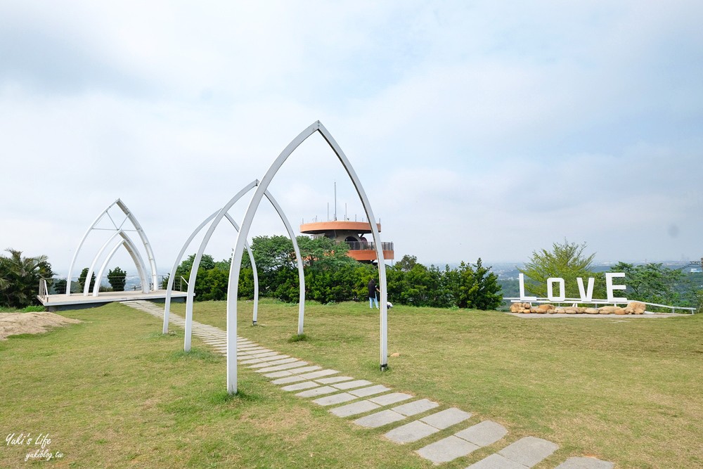 希臘風建築，草皮適合親子活動還能賞夜景！山丘上景觀咖啡館～悠閒氛圍真棒～ - yuki.tw