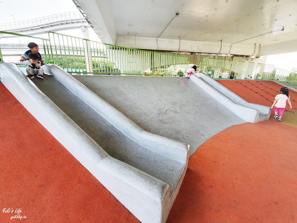 台北士林親子景點》日光水岸廣場～社子大橋下遊戲場，免曬太陽特色公園（有停車場） - yuki.tw