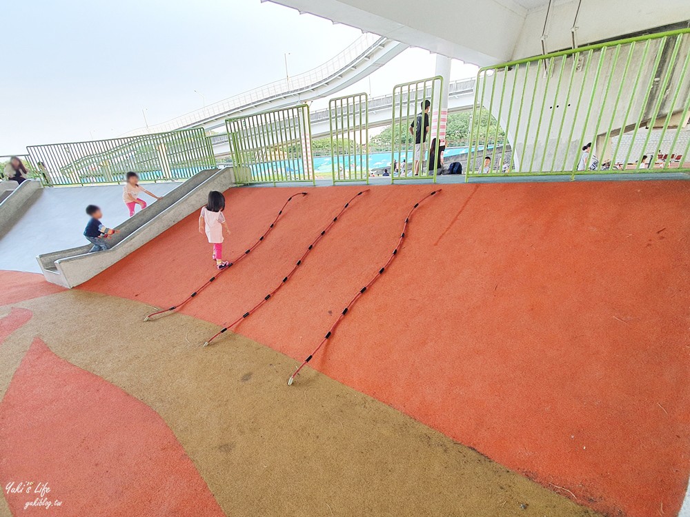 台北士林親子景點》日光水岸廣場～社子大橋下遊戲場，免曬太陽特色公園（有停車場） - yuki.tw