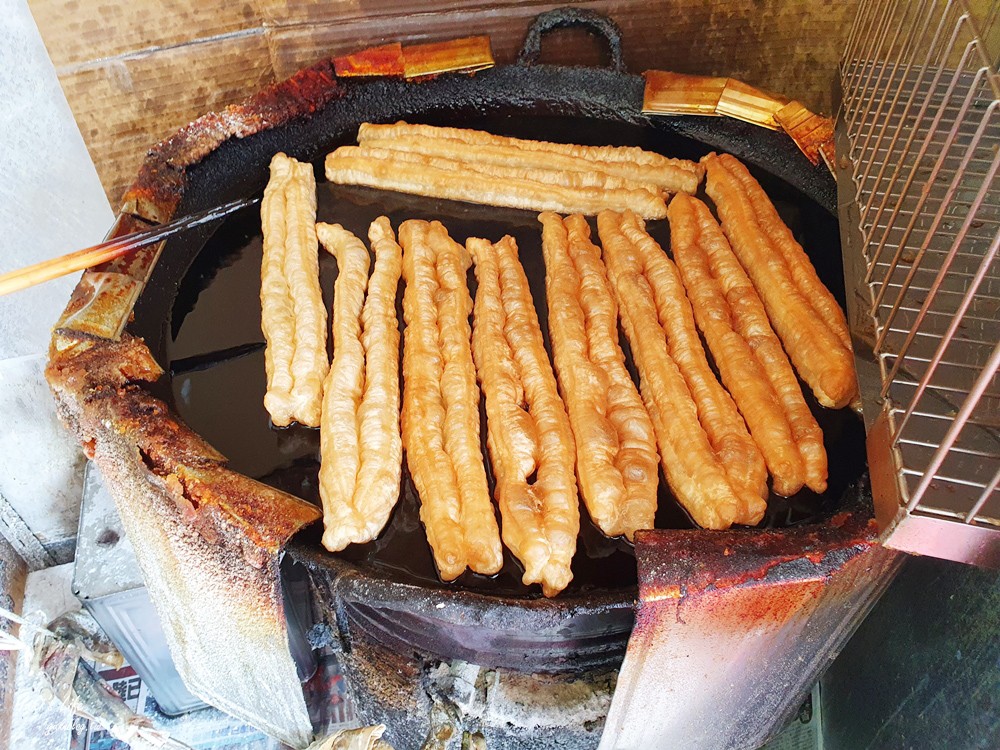 萬華美食》原西園橋下燒餅油條~龍山寺熱門排隊早餐，現烤燒餅夾油條超酥超香！ - yuki.tw