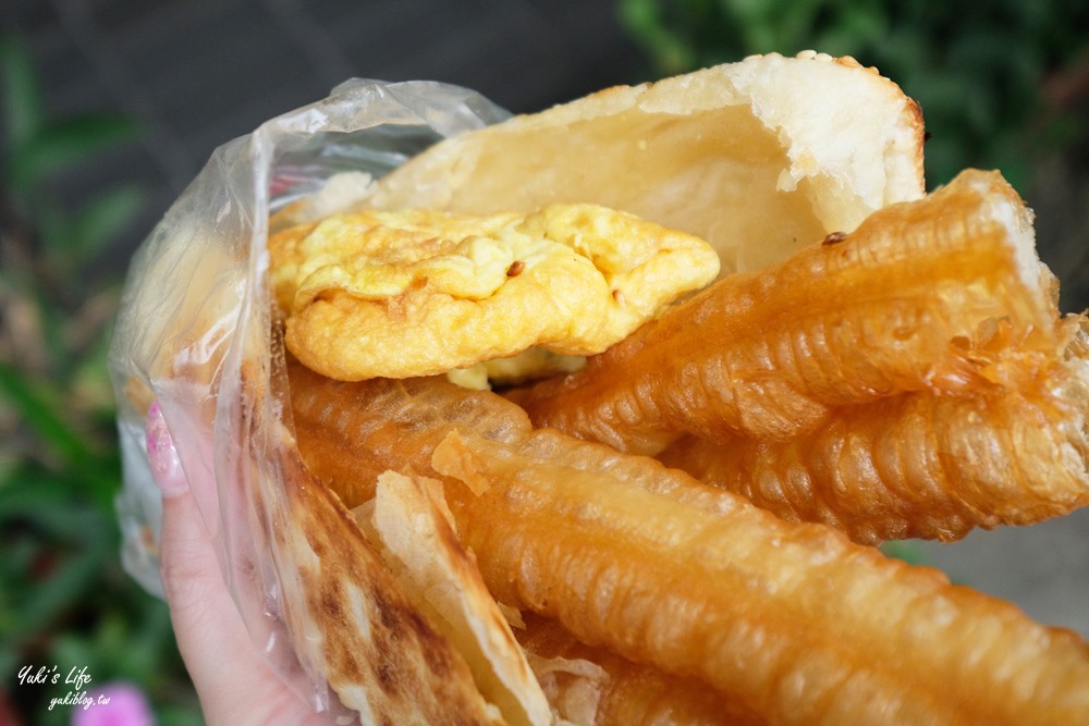 萬華美食》原西園橋下燒餅油條~龍山寺熱門排隊早餐，現烤燒餅夾油條超酥超香！ - yuki.tw