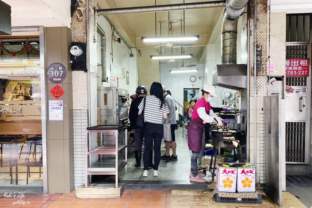 基隆美食》周家蔥油餅～50年老店，一個19元外酥內嫩,排隊銅板小吃！ - yuki.tw