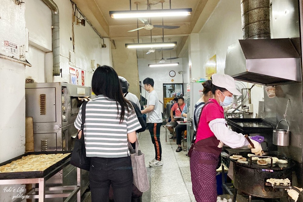 基隆美食》周家蔥油餅～50年老店，一個19元外酥內嫩,排隊銅板小吃！ - yuki.tw