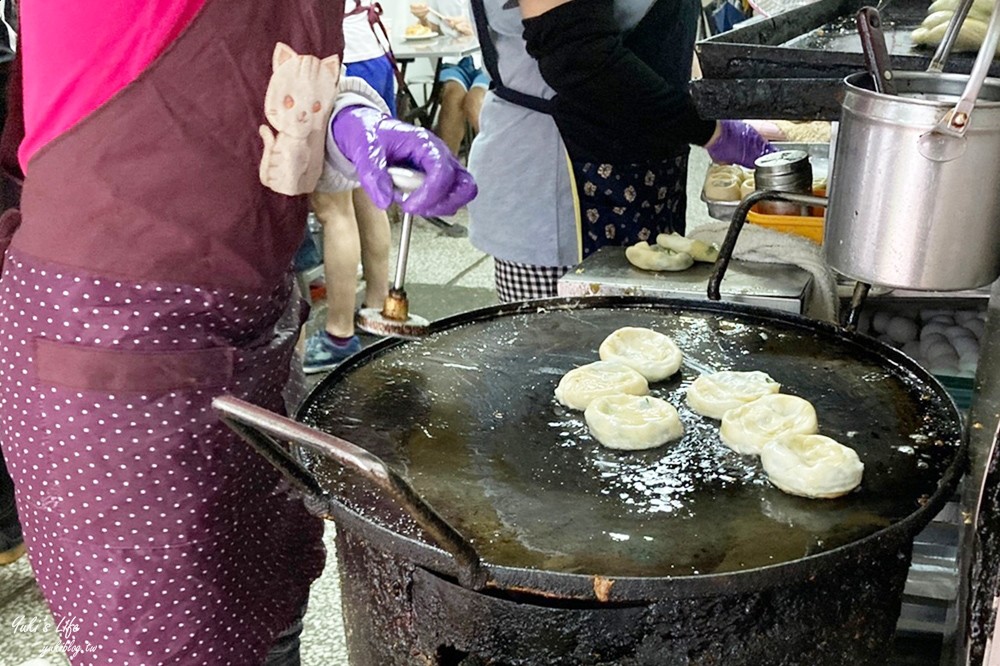 基隆美食》周家蔥油餅～50年老店，一個19元外酥內嫩,排隊銅板小吃！ - yuki.tw