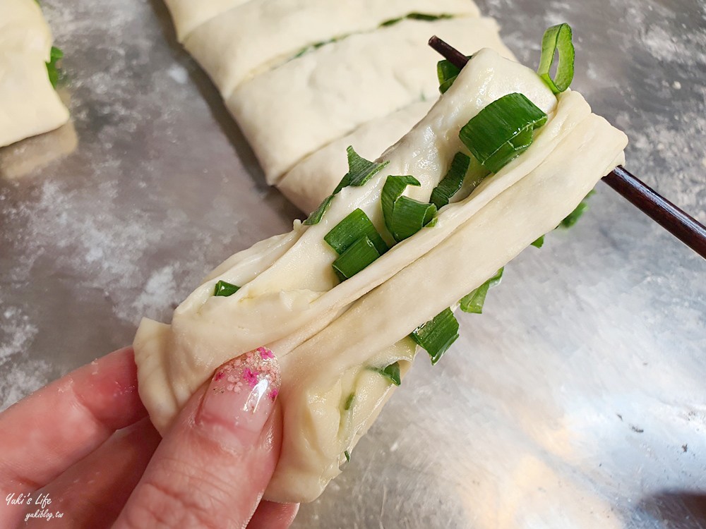 簡單食譜》蔥花卷作法～原來是這樣捲！小朋友也會捲蔥花捲！層層口感好好吃！ - yuki.tw