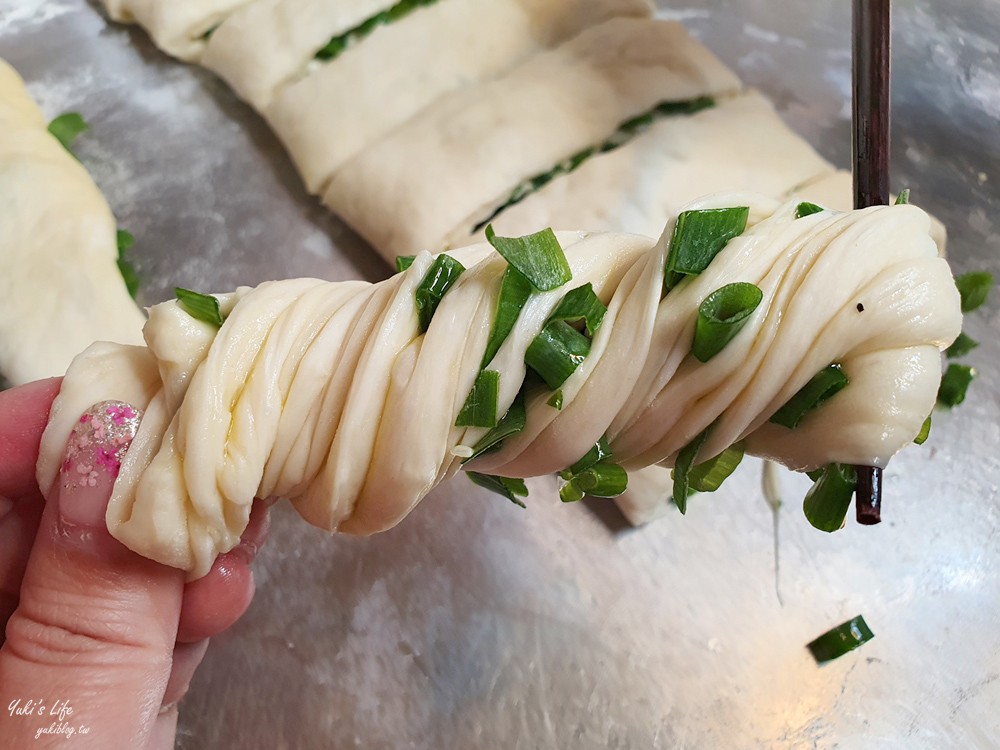 簡單食譜》蔥花卷作法～原來是這樣捲！小朋友也會捲蔥花捲！層層口感好好吃！ - yuki.tw