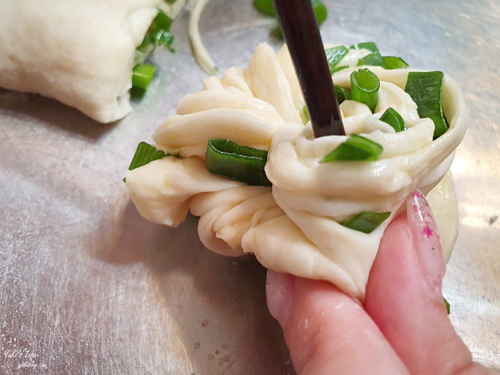 簡單食譜》蔥花卷作法～原來是這樣捲！小朋友也會捲蔥花捲！層層口感好好吃！ - yuki.tw