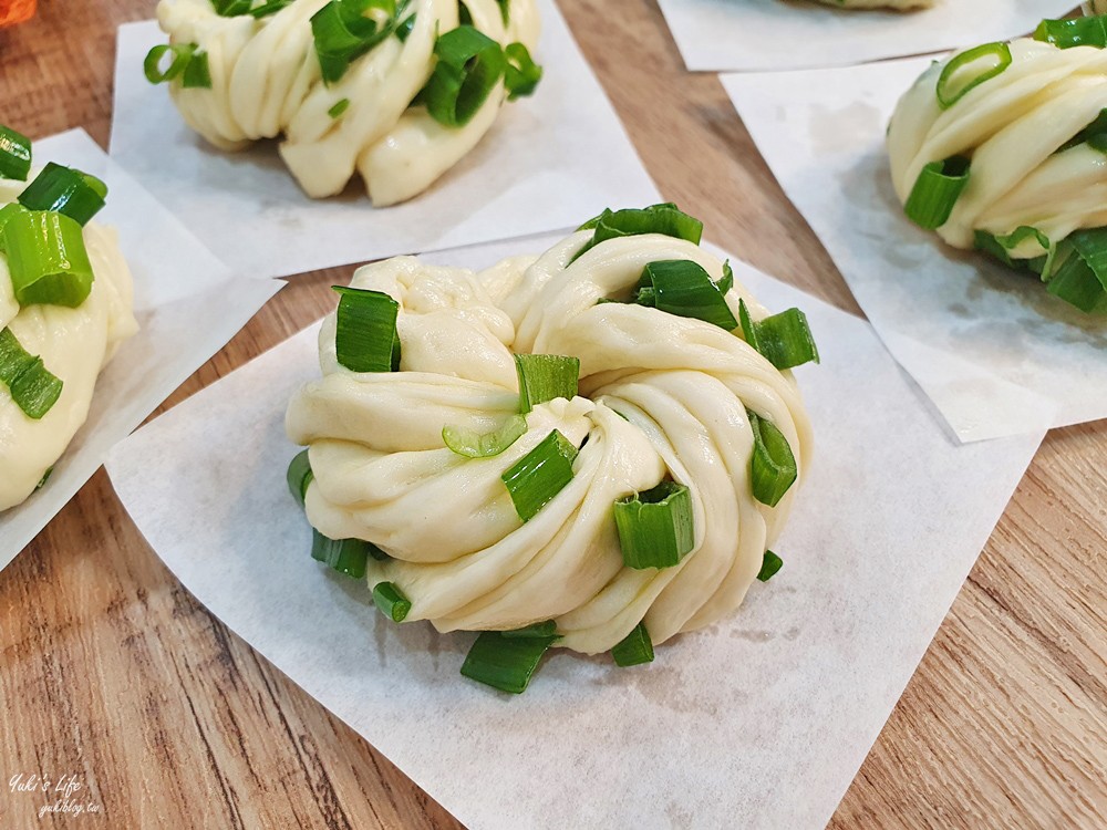 簡單食譜》蔥花卷作法～原來是這樣捲！小朋友也會捲蔥花捲！層層口感好好吃！ - yuki.tw