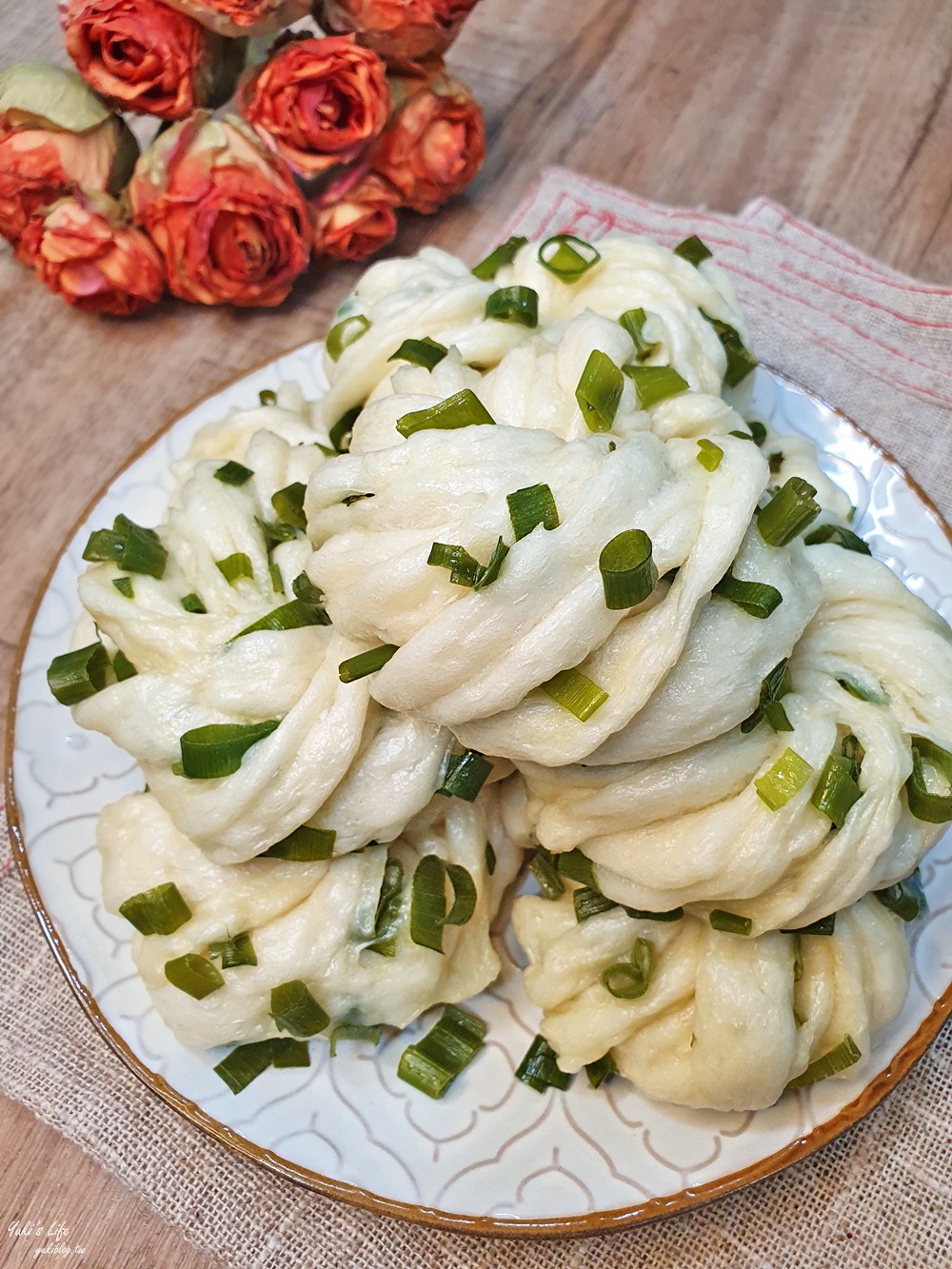 簡單食譜》蔥花卷作法～原來是這樣捲！小朋友也會捲蔥花捲！層層口感好好吃！ - yuki.tw