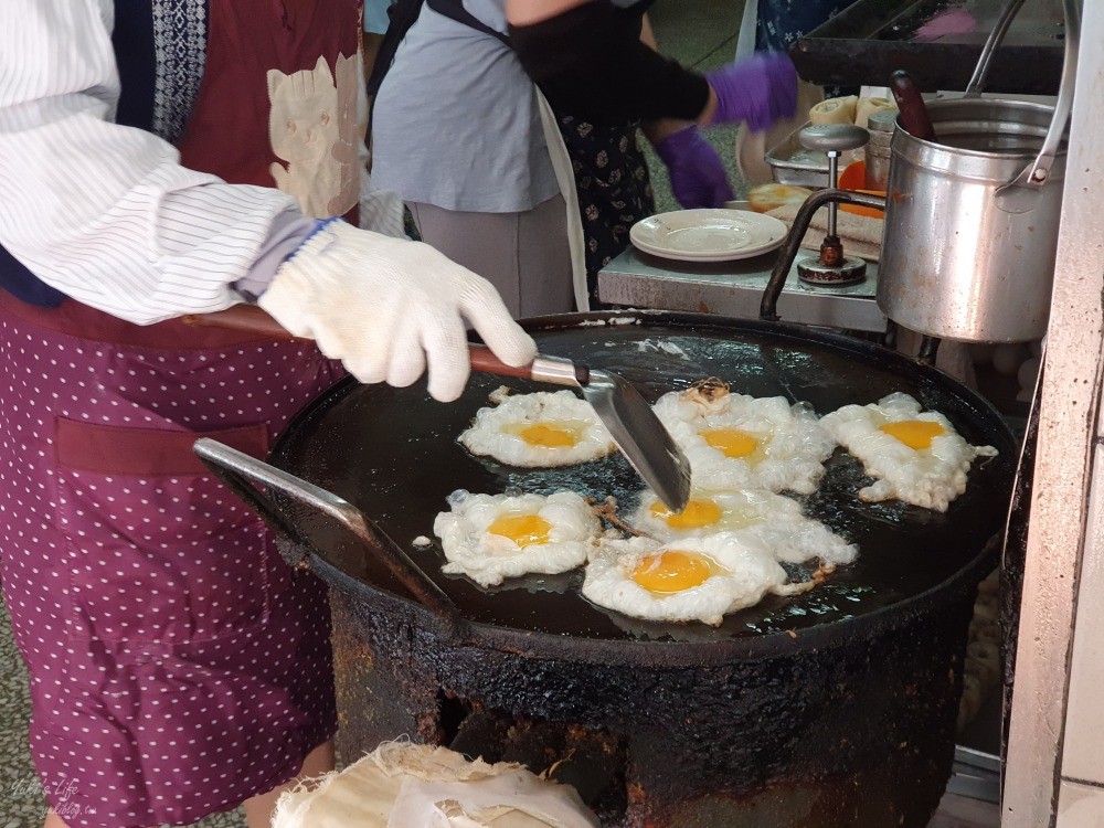 基隆美食》周家蔥油餅～50年老店，一個19元外酥內嫩,排隊銅板小吃！ - yuki.tw