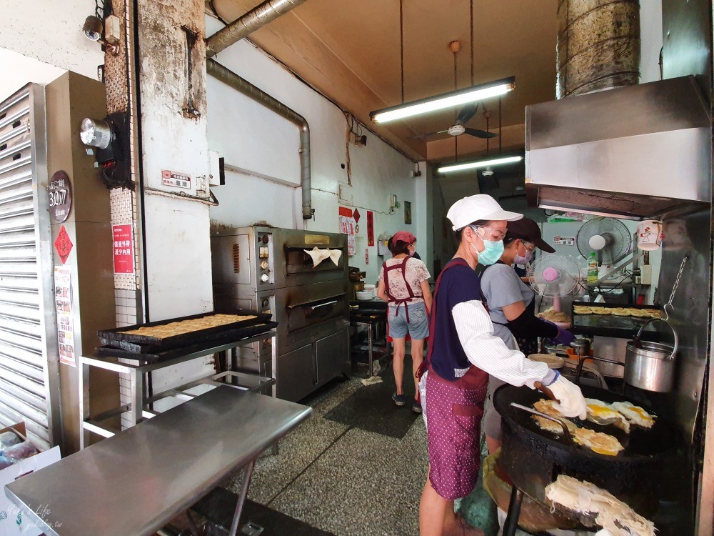 基隆美食》周家蔥油餅～50年老店，一個19元外酥內嫩,排隊銅板小吃！ - yuki.tw