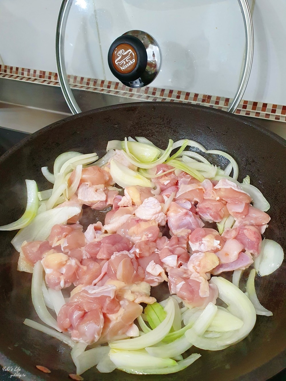 簡單食譜》滑蛋雞肉~配白飯吃就是雞肉親子丼嘍！餐廳菜超簡單！ - yuki.tw