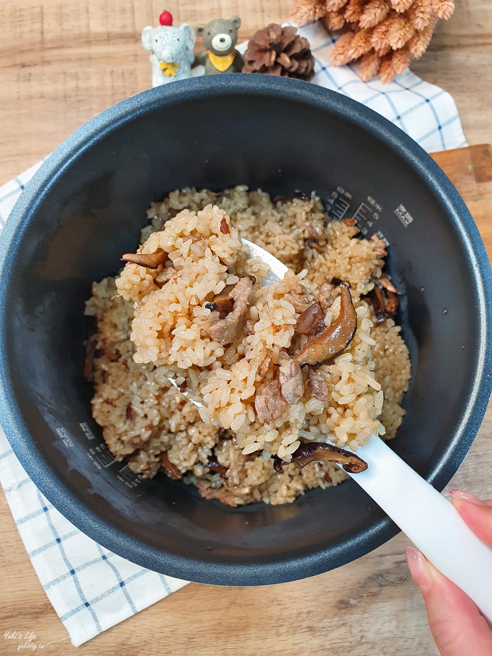 電鍋料理簡單食譜》電鍋油飯超簡單零失敗！白米油飯香Ｑ充滿古早味！ - yuki.tw