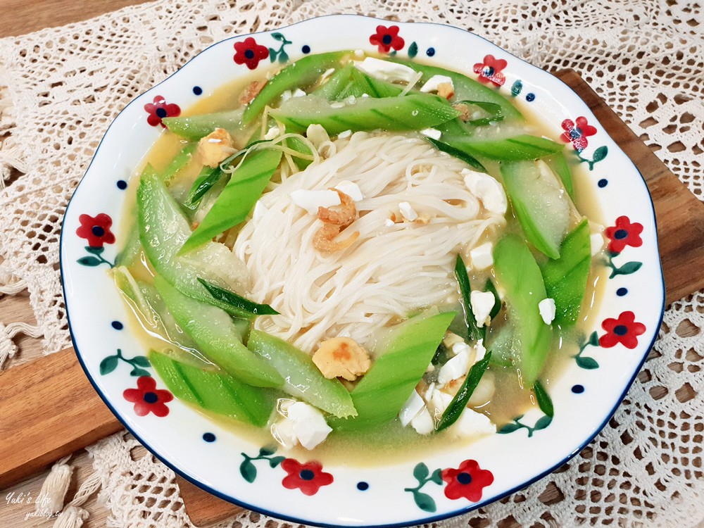 簡單食譜》金沙絲瓜麵線(鹹蛋絲瓜麵線)古早味湯頭好濃郁，30分鐘開飯了！ - yuki.tw