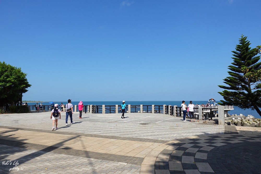 新！三芝看海景點「芝蘭公園海上觀景平台」藍色大海波浪設計就像走進海上 - yuki.tw