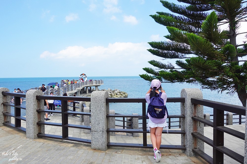 新！三芝看海景點「芝蘭公園海上觀景平台」藍色大海波浪設計就像走進海上 - yuki.tw