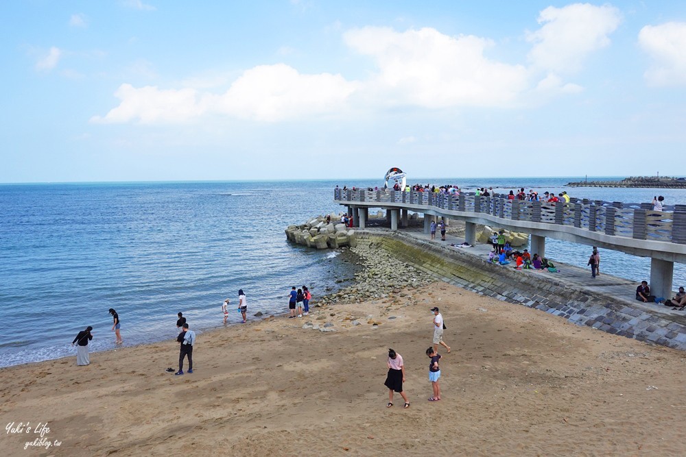 新！三芝看海景點「芝蘭公園海上觀景平台」藍色大海波浪設計就像走進海上 - yuki.tw