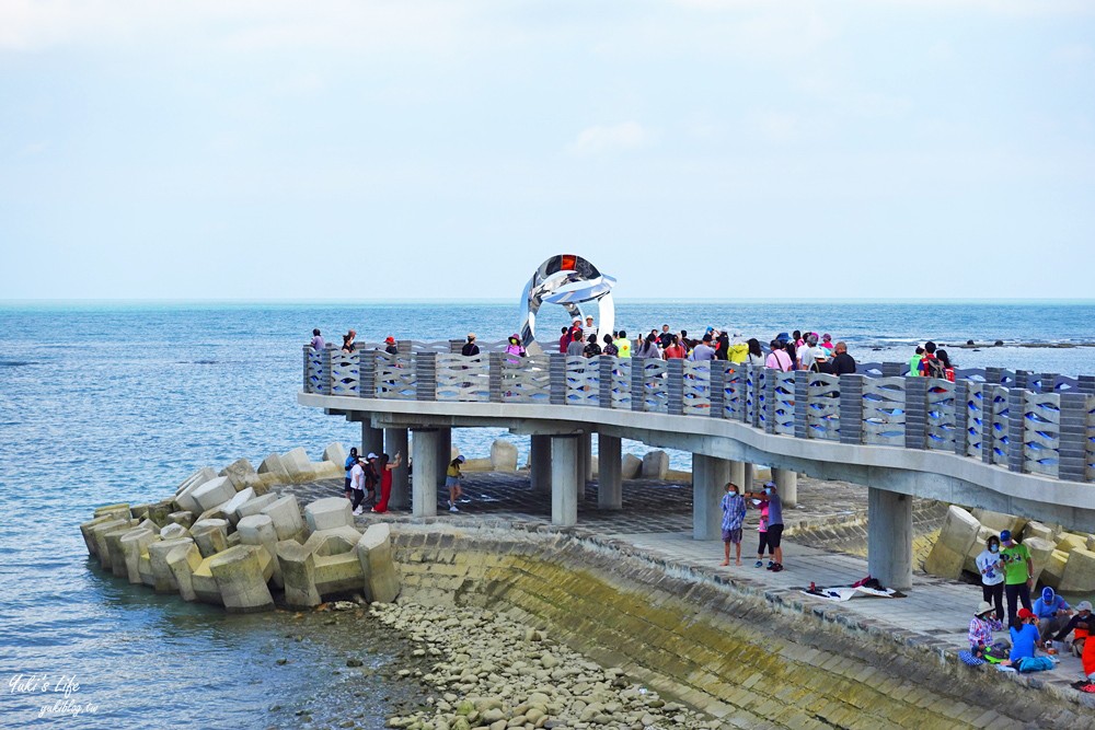 新！三芝看海景點「芝蘭公園海上觀景平台」藍色大海波浪設計就像走進海上 - yuki.tw