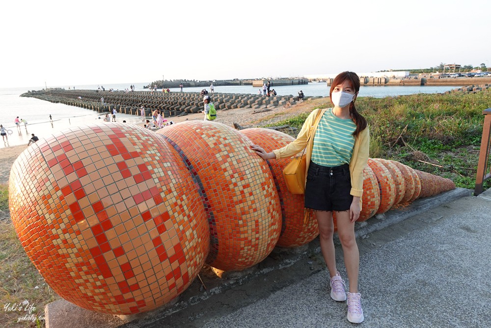 新！三芝看海景點「芝蘭公園海上觀景平台」藍色大海波浪設計就像走進海上 - yuki.tw