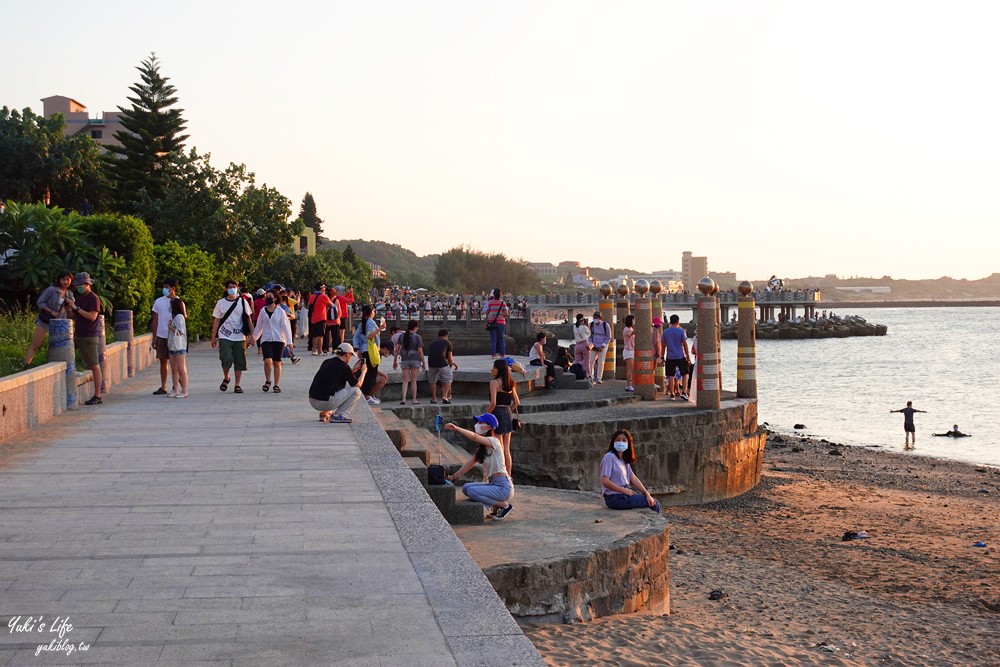 新！三芝看海景點「芝蘭公園海上觀景平台」藍色大海波浪設計就像走進海上 - yuki.tw