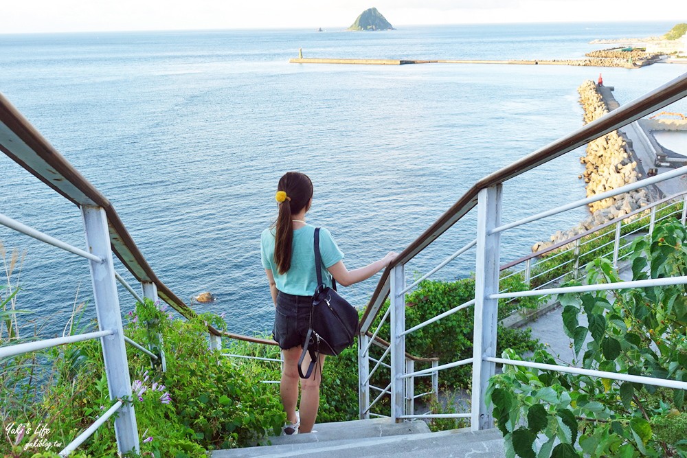 假日看海景點「基隆燈塔觀測台」寬闊觀景平台~走入海裡海景步道~遠眺基隆港碼頭作業 - yuki.tw