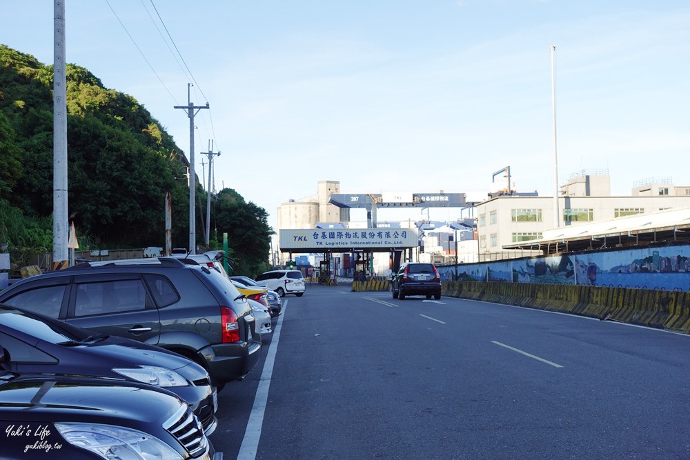 假日看海景點「基隆燈塔觀測台」寬闊觀景平台~走入海裡海景步道~遠眺基隆港碼頭作業 - yuki.tw