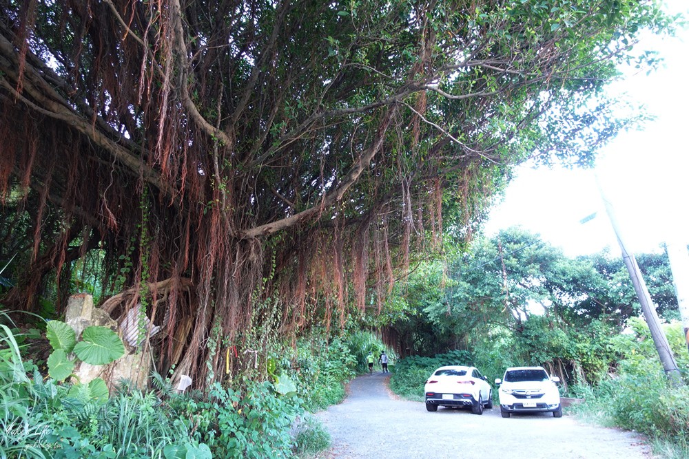 假日看海景點「基隆燈塔觀測台」寬闊觀景平台~走入海裡海景步道~遠眺基隆港碼頭作業 - yuki.tw