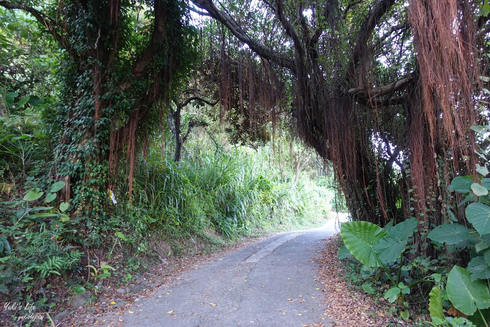 假日看海景點「基隆燈塔觀測台」寬闊觀景平台~走入海裡海景步道~遠眺基隆港碼頭作業 - yuki.tw