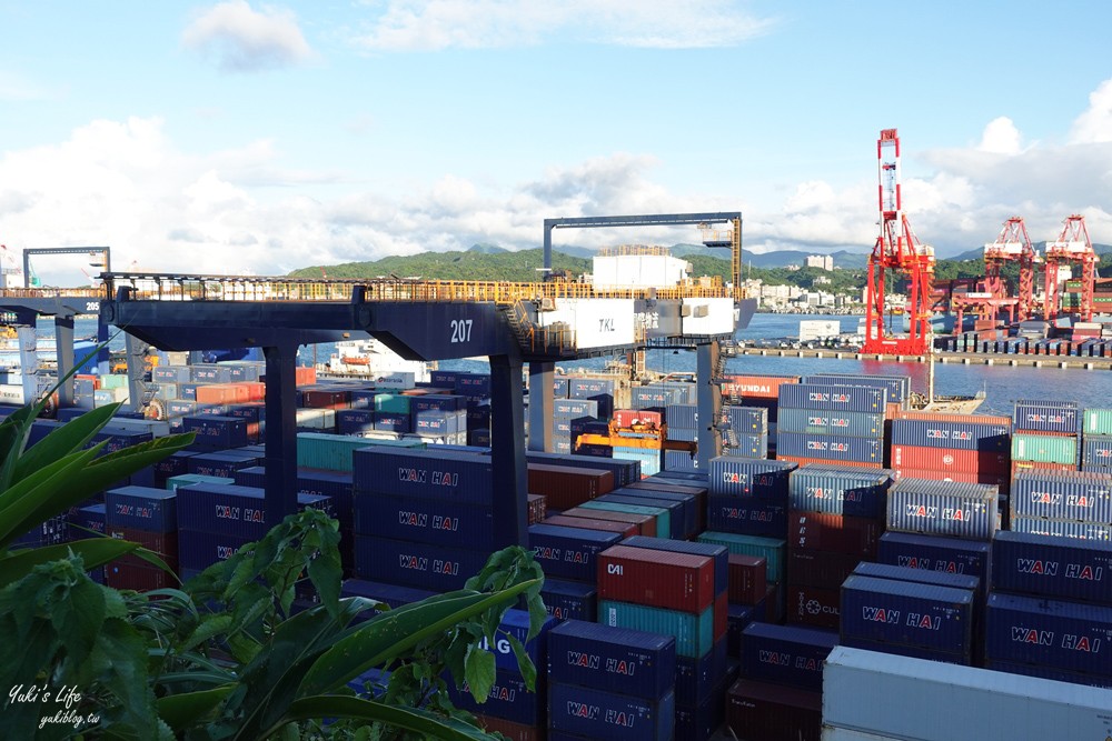 假日看海景點「基隆燈塔觀測台」寬闊觀景平台~走入海裡海景步道~遠眺基隆港碼頭作業 - yuki.tw