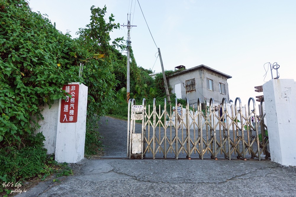 假日看海景點「基隆燈塔觀測台」寬闊觀景平台~走入海裡海景步道~遠眺基隆港碼頭作業 - yuki.tw