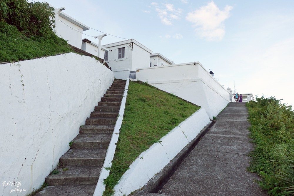 假日看海景點「基隆燈塔觀測台」寬闊觀景平台~走入海裡海景步道~遠眺基隆港碼頭作業 - yuki.tw