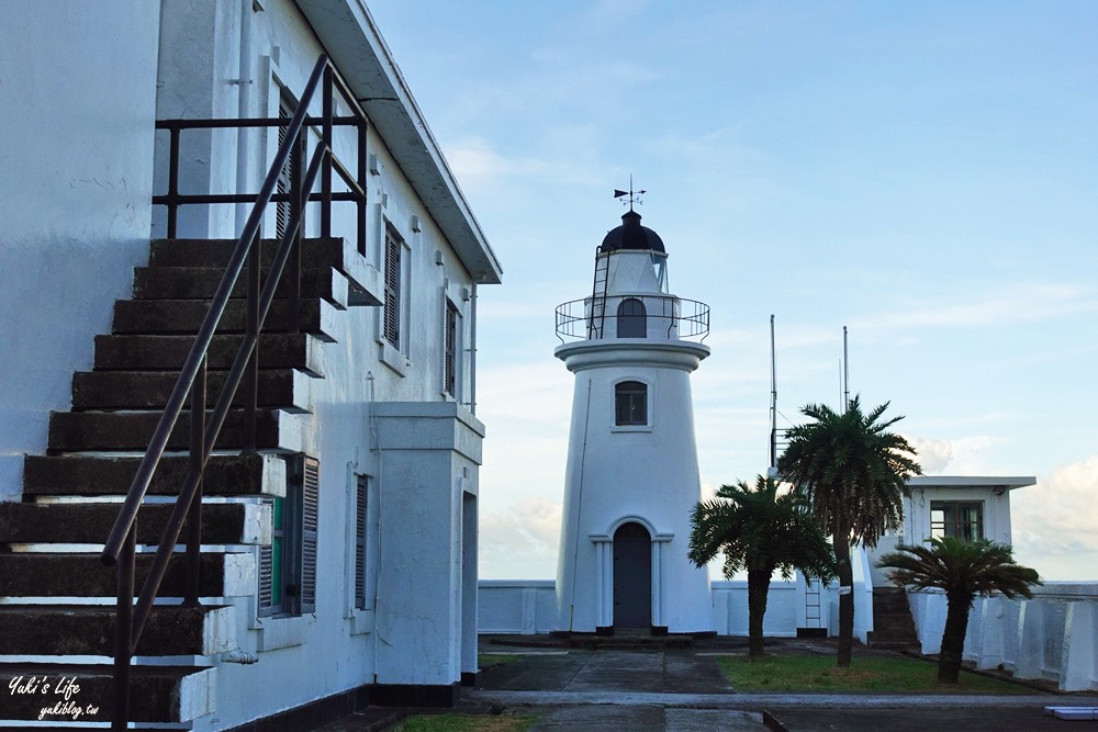 假日看海景點「基隆燈塔觀測台」寬闊觀景平台~走入海裡海景步道~遠眺基隆港碼頭作業 - yuki.tw