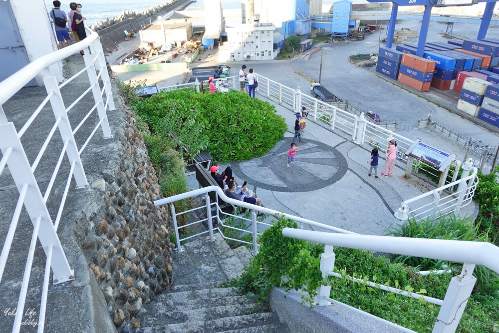 假日看海景點「基隆燈塔觀測台」寬闊觀景平台~走入海裡海景步道~遠眺基隆港碼頭作業 - yuki.tw