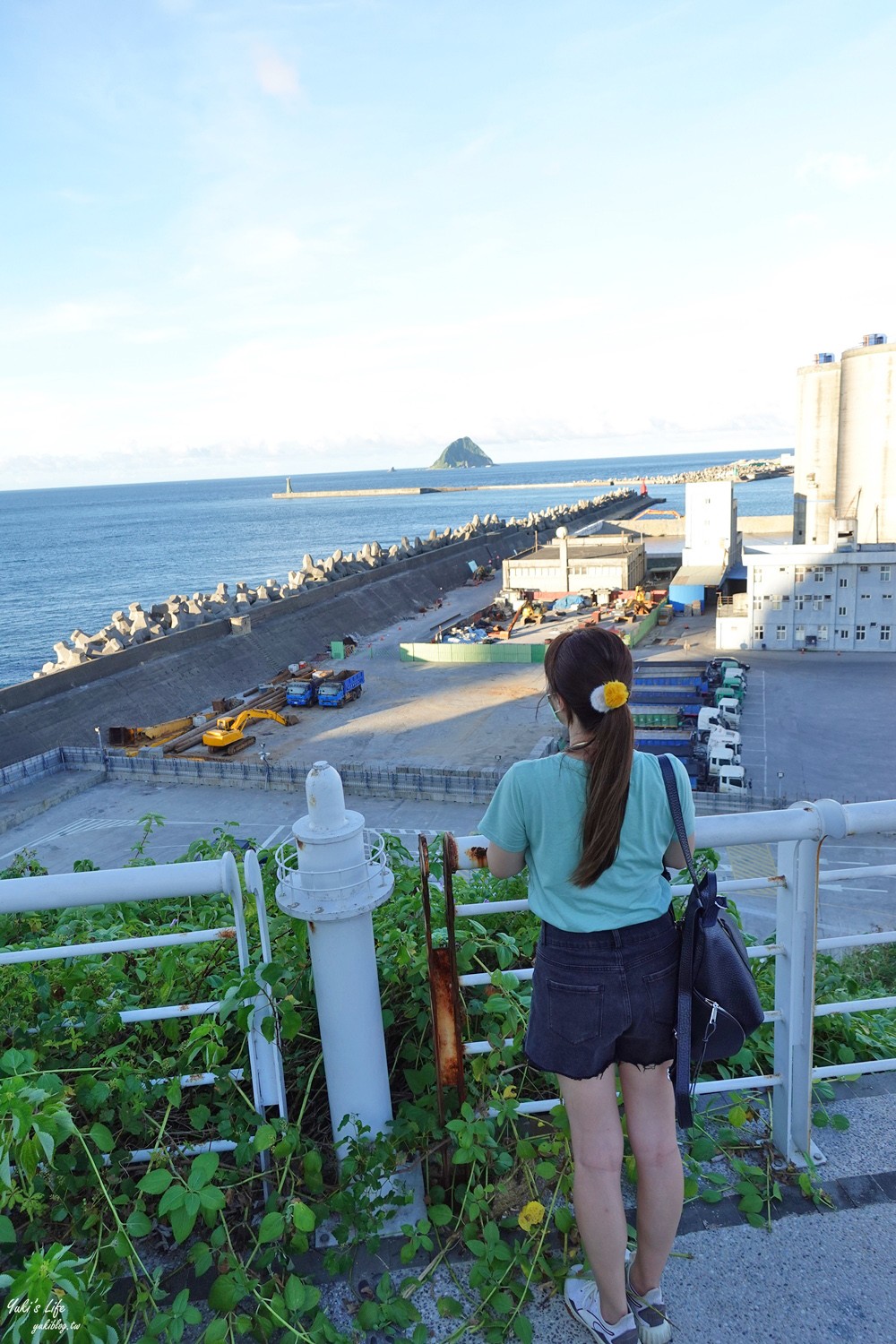 假日看海景點「基隆燈塔觀測台」寬闊觀景平台~走入海裡海景步道~遠眺基隆港碼頭作業 - yuki.tw