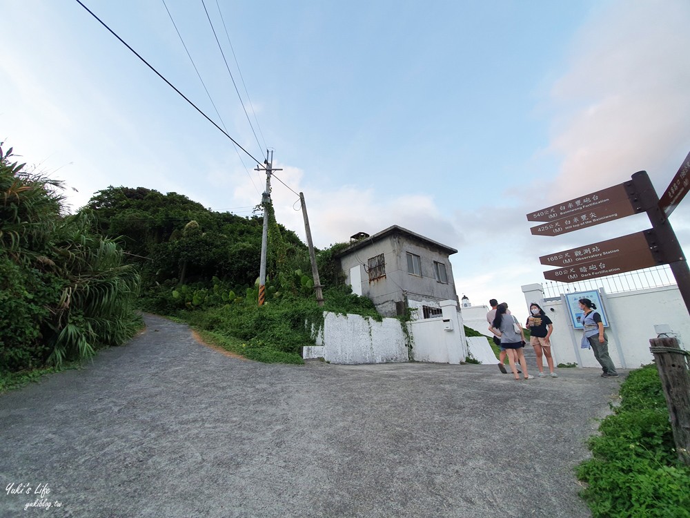 假日看海景點「基隆燈塔觀測台」寬闊觀景平台~走入海裡海景步道~遠眺基隆港碼頭作業 - yuki.tw