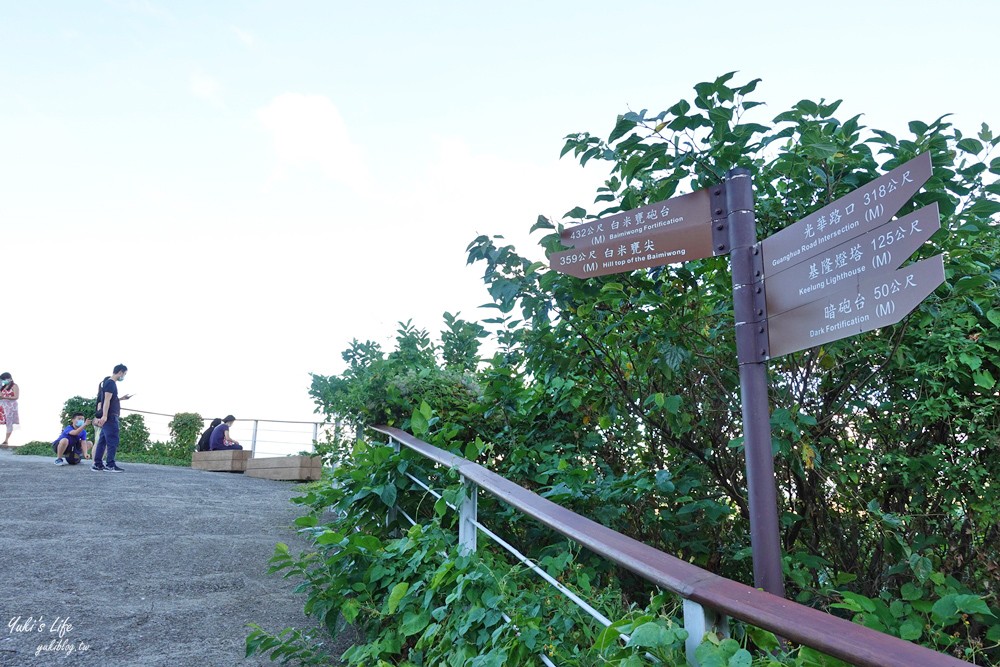 假日看海景點「基隆燈塔觀測台」寬闊觀景平台~走入海裡海景步道~遠眺基隆港碼頭作業 - yuki.tw