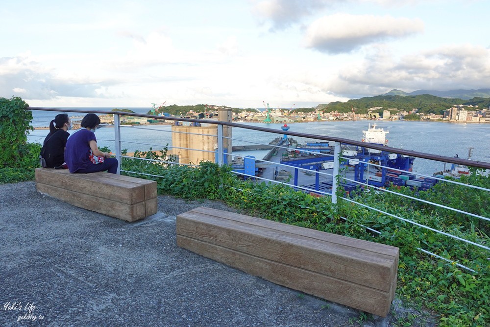 假日看海景點「基隆燈塔觀測台」寬闊觀景平台~走入海裡海景步道~遠眺基隆港碼頭作業 - yuki.tw