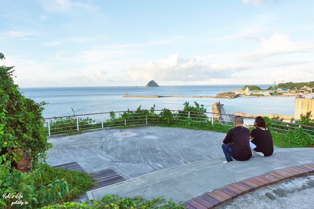 假日看海景點「基隆燈塔觀測台」寬闊觀景平台~走入海裡海景步道~遠眺基隆港碼頭作業 - yuki.tw