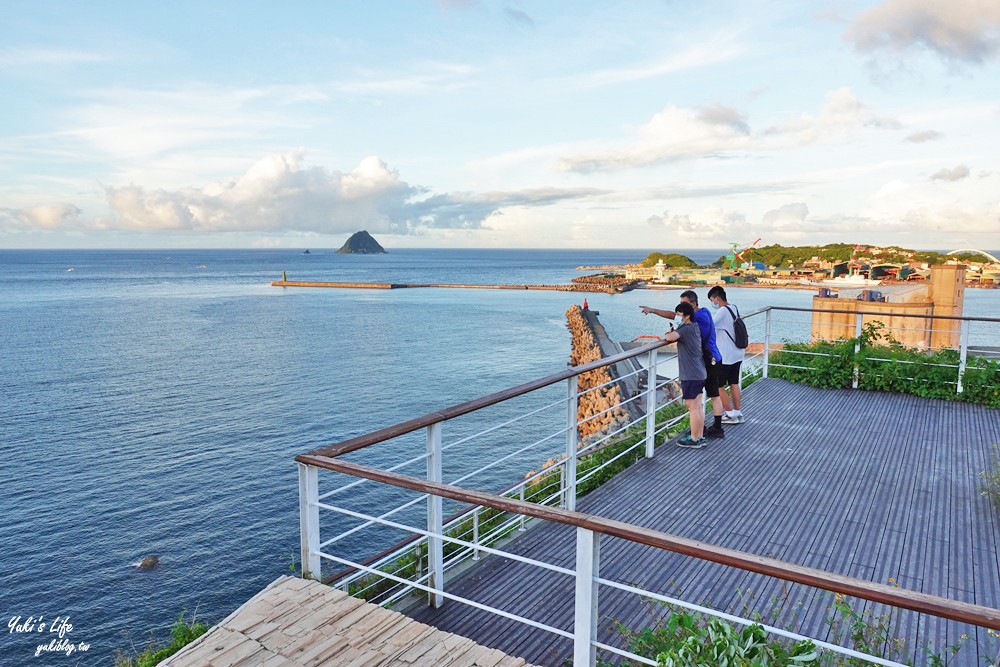 假日看海景點「基隆燈塔觀測台」寬闊觀景平台~走入海裡海景步道~遠眺基隆港碼頭作業 - yuki.tw