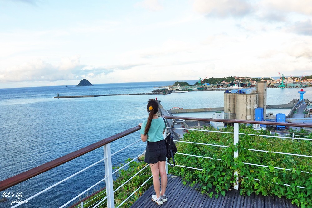 假日看海景點「基隆燈塔觀測台」寬闊觀景平台~走入海裡海景步道~遠眺基隆港碼頭作業 - yuki.tw