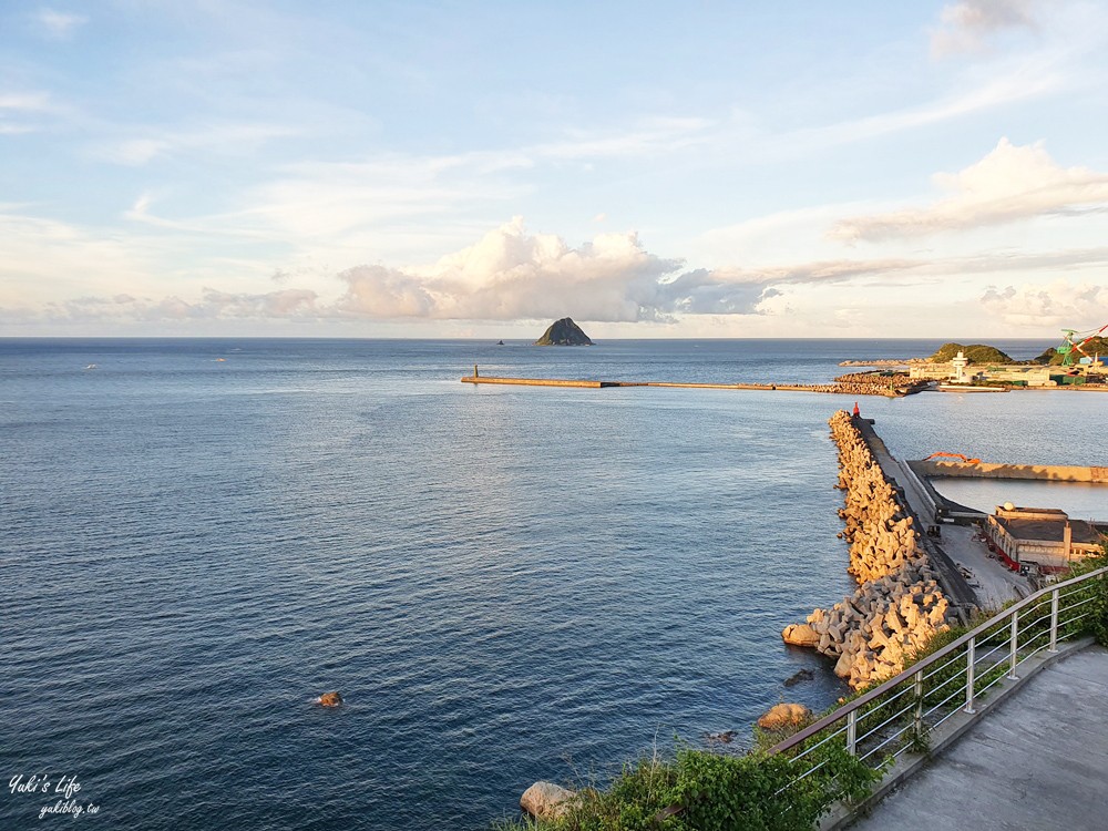 假日看海景點「基隆燈塔觀測台」寬闊觀景平台~走入海裡海景步道~遠眺基隆港碼頭作業 - yuki.tw