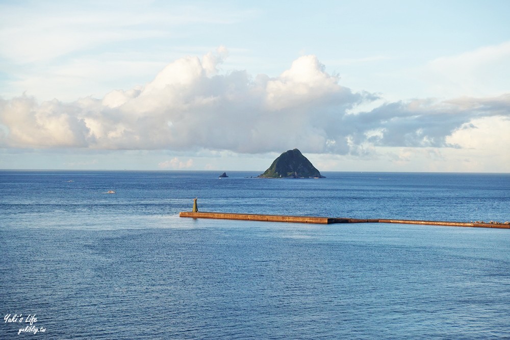 假日看海景點「基隆燈塔觀測台」寬闊觀景平台~走入海裡海景步道~遠眺基隆港碼頭作業 - yuki.tw