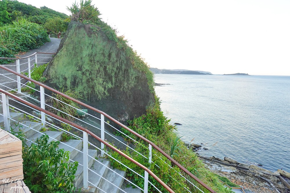 假日看海景點「基隆燈塔觀測台」寬闊觀景平台~走入海裡海景步道~遠眺基隆港碼頭作業 - yuki.tw