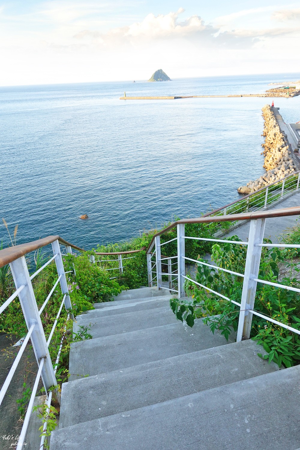 假日看海景點「基隆燈塔觀測台」寬闊觀景平台~走入海裡海景步道~遠眺基隆港碼頭作業 - yuki.tw