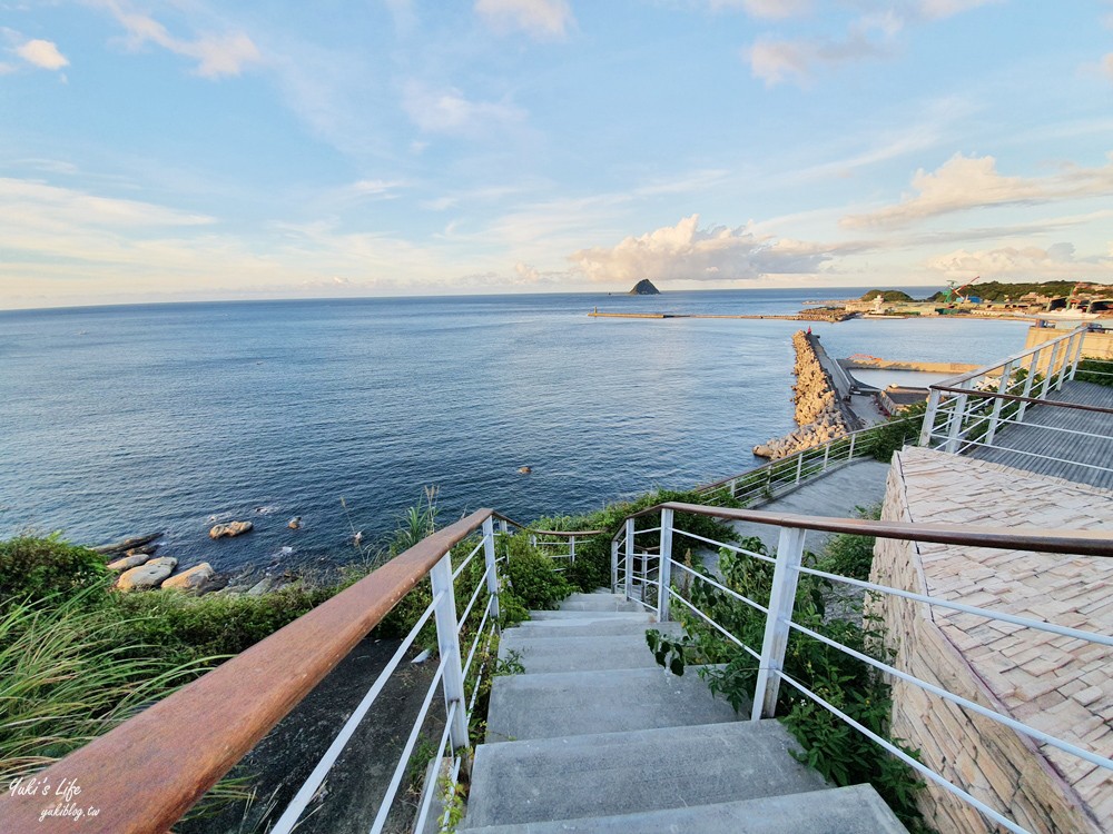 假日看海景點「基隆燈塔觀測台」寬闊觀景平台~走入海裡海景步道~遠眺基隆港碼頭作業 - yuki.tw