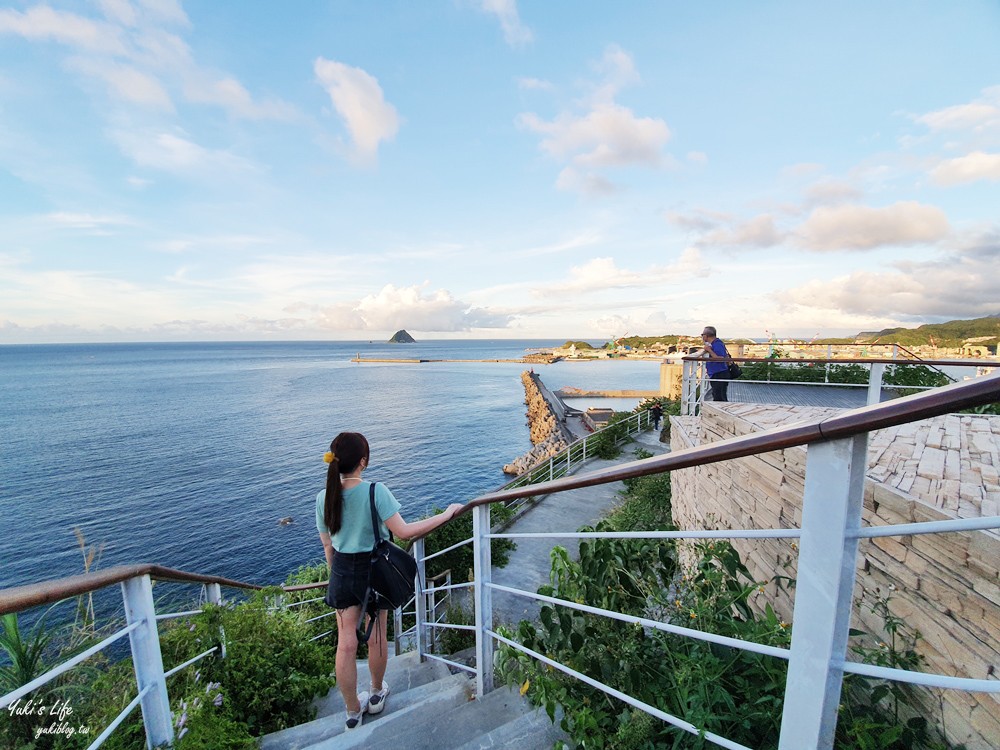 假日看海景點「基隆燈塔觀測台」寬闊觀景平台~走入海裡海景步道~遠眺基隆港碼頭作業 - yuki.tw