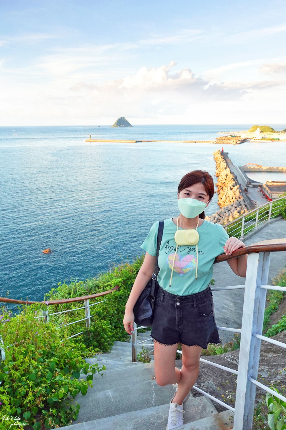 假日看海景點「基隆燈塔觀測台」寬闊觀景平台~走入海裡海景步道~遠眺基隆港碼頭作業 - yuki.tw