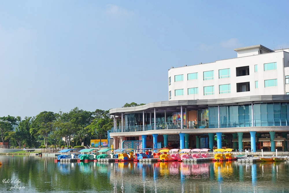 桃園免門票景點推薦》龍潭大池親子好去處！餵魚、踩天鵝船、景觀下午茶、親子遊戲場、九曲橋、吊橋、湖中南天宮 - yuki.tw