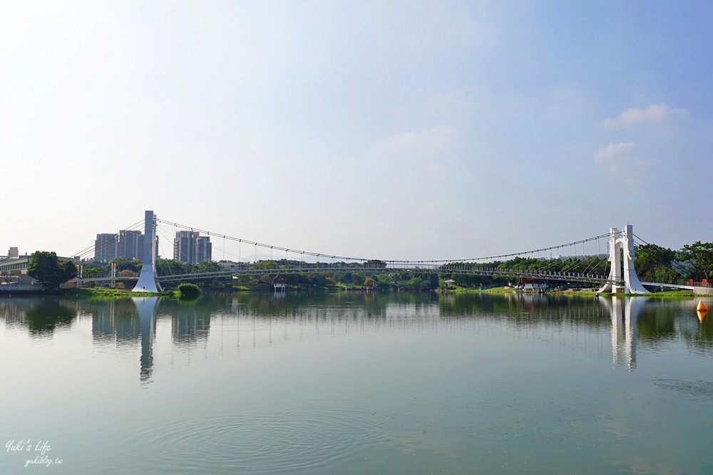 桃園免門票景點推薦》龍潭大池親子好去處！餵魚、踩天鵝船、景觀下午茶、親子遊戲場、九曲橋、吊橋、湖中南天宮 - yuki.tw