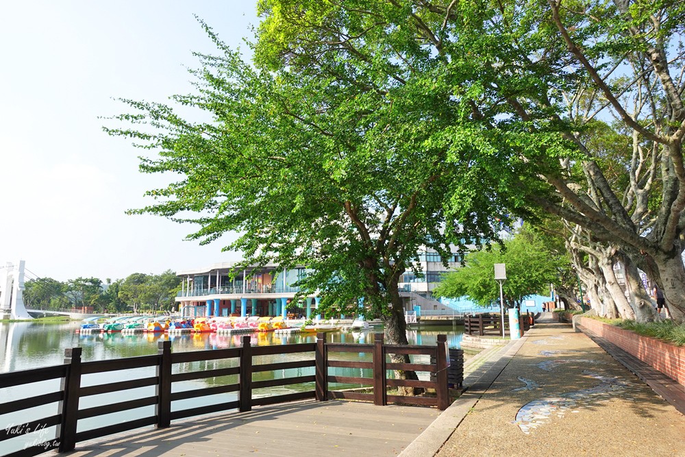 桃園免門票景點推薦》龍潭大池親子好去處！餵魚、踩天鵝船、景觀下午茶、親子遊戲場、九曲橋、吊橋、湖中南天宮 - yuki.tw